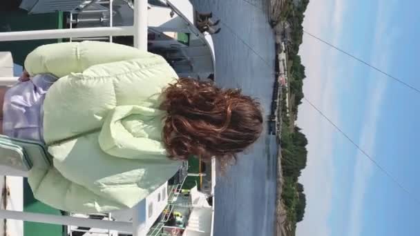 Una Adolescente Pie Cubierta Superior Ferry Oceánico Mirando Orilla Que — Vídeos de Stock