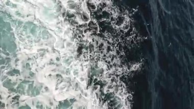 Feribottan uyanmak, dalgalar, köpük, mavi su ve dalgalar okyanusta.