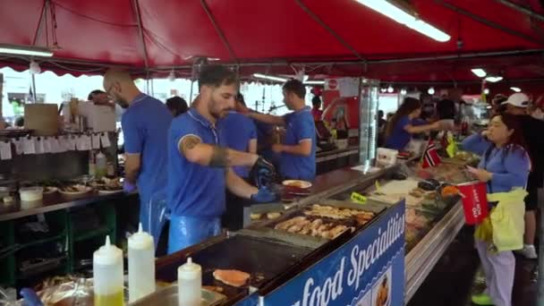 Bergen Norwegia Juni 2023 Koki Menyiapkan Makanan Laut Restoran Pasar — Stok Video