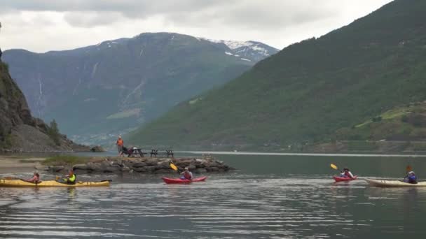 Flam Noruega Junio 2023 Gente Haciendo Kayak Fiordo Aurlandsfjord Destino — Vídeo de stock