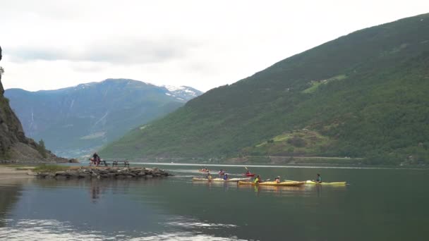 Flam Norwegia Czerwca 2023 Osoby Pływające Kajakiem Fiordzie Aurlandsfjord Norweskiej — Wideo stockowe