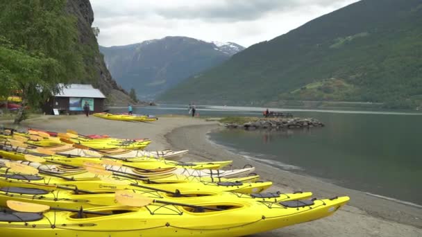 Flam Noorwegen Juni 2023 Veel Kajaks Oever Van Fjord Aurlandsfjord — Stockvideo