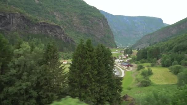 列車の窓からの炎村のトップビュー フラメン鉄道は 世界で最も美しい列車の旅の1つであり ノルウェーの主要観光スポットの1つです — ストック動画