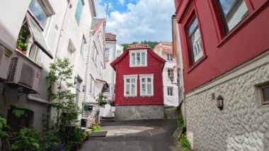 Bryggen, Bergen, Norveç - 23 Haziran 2023: Bergen 'de sıcacık dar sokaklar.