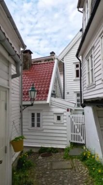 Bryggen, Bergen, Norveç - 23 Haziran 2023: Bergen 'de sıcacık dar sokaklar.