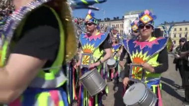 HELSINKI, FINLAND - 10 Haziran 2023: Geleneksel Helsinki Samba Karnavalı. Parlak karnaval kostümlerinin pek çok katılımcısı şehir merkezindeki sokaklarda dans ediyor..