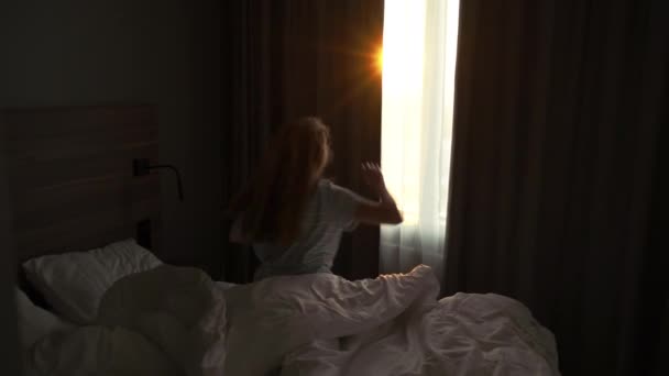 Красивая Рыжая Женщина Просыпается Утром Растягивается Встает Открывает Занавес Глядя — стоковое видео