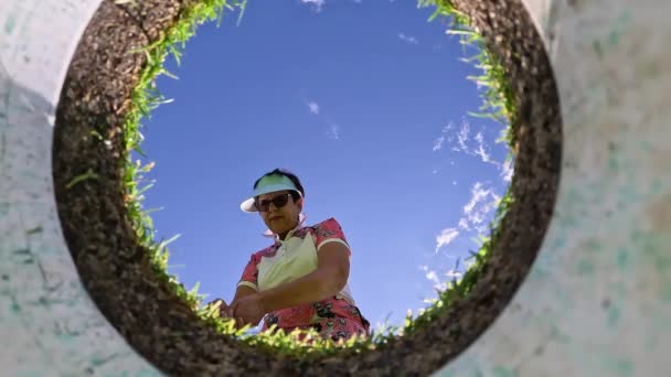 Felnőtt Golfozik Golfozó Beleveri Labdát Golfütőbe Golflabda Megy Lyuk Kék — Stock videók