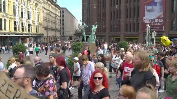 赫尔辛基 2023年9月3日 赫尔辛基的一次大规模反种族主义示威 1万多人在市中心游行 — 图库视频影像