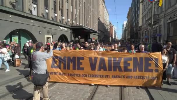 헬싱키 핀란드 2023년 헬싱키에서의 반경주의 000명 이상의 참가자들이 중심가에서 행진하며 — 비디오