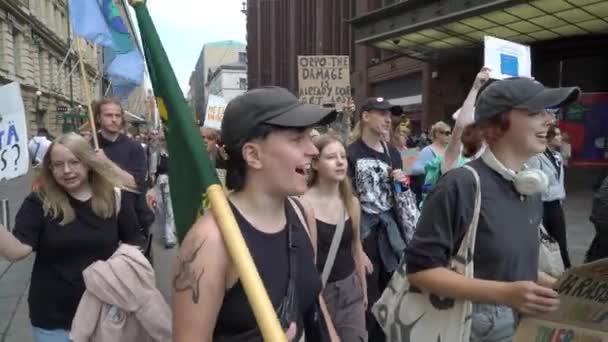Helsinki Finnország 2023 Szeptember Egy Nagy Rasszista Tüntetés Helsinkiben Több — Stock videók