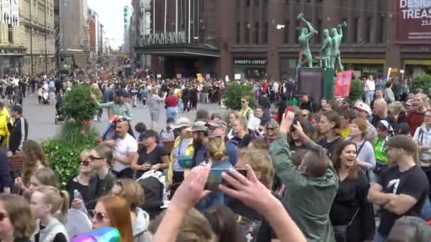 헬싱키 핀란드 2023년 헬싱키에서의 대규모 반경주의 000명이 참가자들이 중심가에서 행진하며 — 비디오