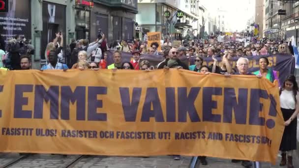 헬싱키 핀란드 2023년 헬싱키에서의 대규모 반경주의 000명이 참가자들이 중심가에서 행진하며 — 비디오