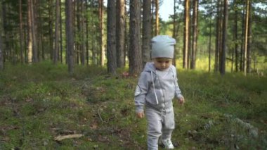 Küçük çocuk Finlandiya 'nın kuzey ormanlarında yürüyüş yaparken