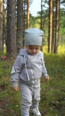 Küçük çocuk Finlandiya 'nın kuzey ormanlarında yürüyüş yaparken
