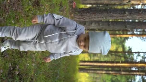 Liten Pojkpromenad Vandringsaktiviteterna Norra Skogen Finland — Stockvideo
