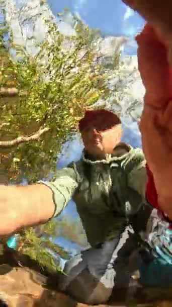 森の中の流れから清潔な水を飲む男 クローズアップハンド ヌクシオ国立公園 フィンランド 森で晴れた夏の日 水中映像 — ストック動画