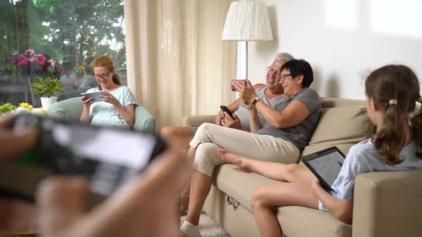 Grande Famiglia Felice Sta Giocando Online Gioco Mobile Insieme Casa — Video Stock