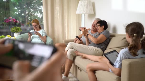 Große Glückliche Familie Spielt Online Handyspiel Zusammen Hause Menschen Unterschiedlichen — Stockvideo