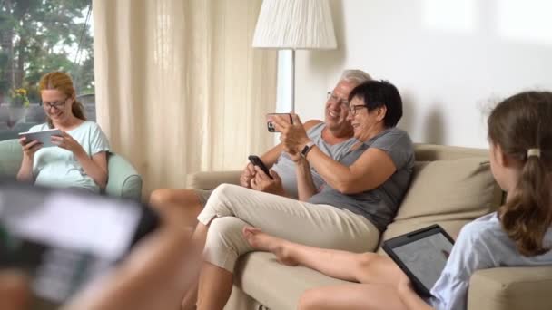 Grande Famiglia Felice Sta Giocando Online Gioco Mobile Insieme Casa — Video Stock