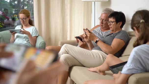 Grote Gelukkige Familie Speelt Online Mobiele Spel Samen Thuis Mensen — Stockvideo