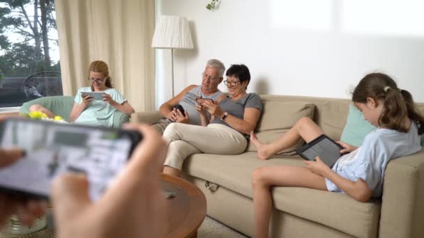 Большая Счастливая Семья Играет Онлайн Мобильную Игру Вместе Дома Люди — стоковое видео