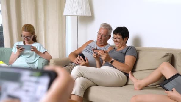 Stor Lycklig Familj Spelar Online Mobilspel Tillsammans Hemma Människor Olika — Stockvideo