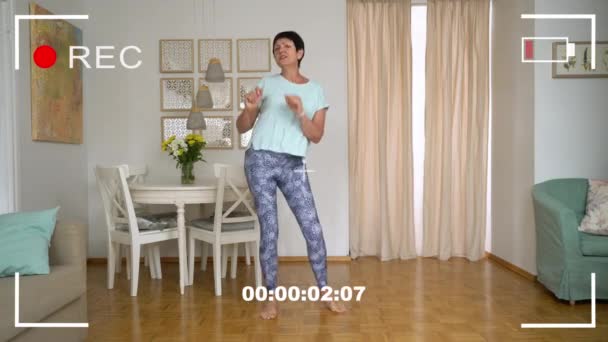 フィオナ カメラ ポヴァー 自宅でスマートフォンでショートビデオを撮影するソーシャルメディアアカウントのトレンディなダンスを録画する成熟した女性 ソーシャルメディア ストーリー トレンディなダンスのコンセプト — ストック動画
