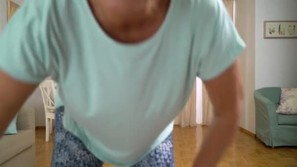 Phone Camera Pov Verbindung Setzen Reife Frau Die Modische Tanzbewegungen — Stockvideo