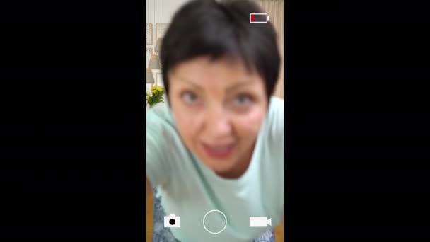 Reife Frau Die Für Ihr Social Media Konto Hause Trendige — Stockvideo