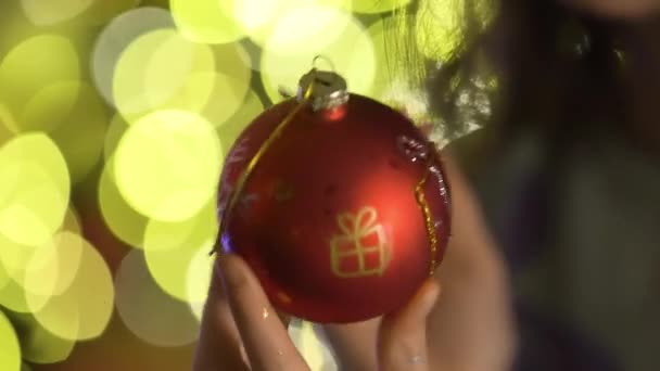 Flicka Målar Julpynt Julafton Förbereder Sig För Firandet Och Dekorerar — Stockvideo
