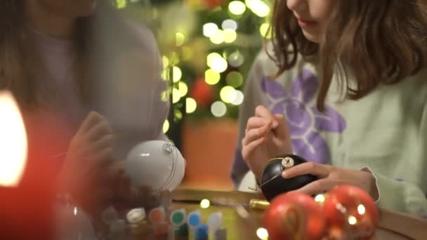 Una Joven Atractiva Madre Linda Hija Están Pintando Decoraciones Navideñas — Vídeos de Stock