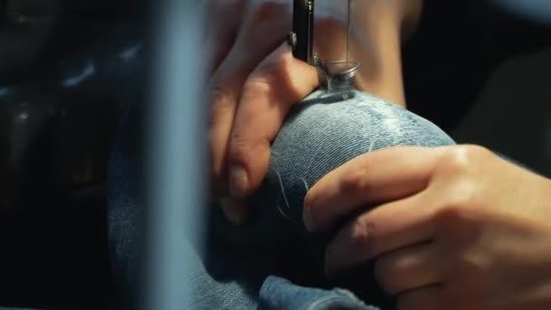 Eine Schneiderin Repariert Alte Jeans Mit Vintage Stopfmaschine Einer Werkstatt — Stockvideo