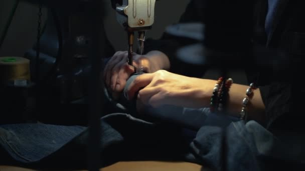 Uma Costureira Alfaiate Feminino Reparar Jeans Antigos Com Máquina Darning — Vídeo de Stock