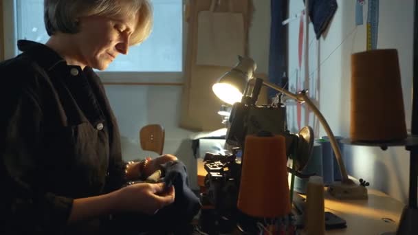 Женщина Портной Швея Подшивает Старые Джинсы Винтажной Аутентичной Машиной Мастерской — стоковое видео