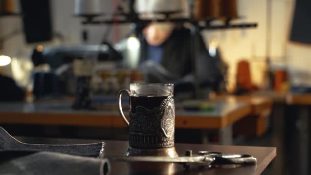 苏联风格的古董杯架在一家修整老式牛仔裤的车间里 用正宗的缝纫机缝制 小家族企业 裁剪和修补服装 — 图库视频影像
