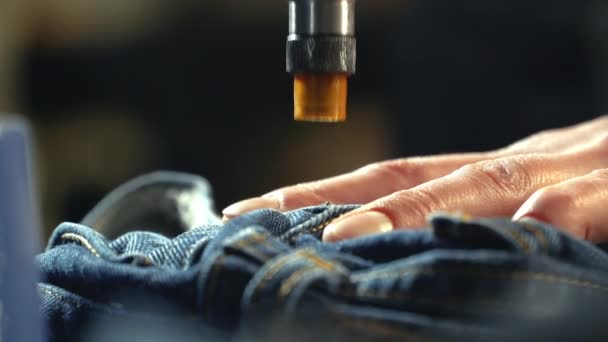 Uma Costureira Alfaiate Insere Rebites Metal Jeans Com Uma Máquina — Vídeo de Stock