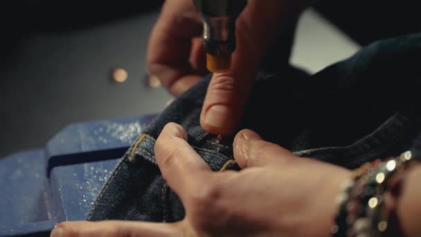 Eine Schneiderin Setzt Mit Einer Spezialmaschine Der Werkstatt Metallnieten Jeans — Stockvideo