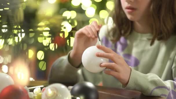 Dziewczyna Maluje Dekoracje Świąteczne Wigilię Przygotowuje Się Uroczystości Dekoruje Choinkę — Wideo stockowe