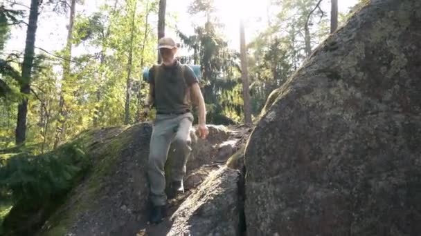 Mogen Manlig Äventyrare Med Vandringsutrustning Som Utforskar Skogsgrotta Ensam Hogbergets — Stockvideo