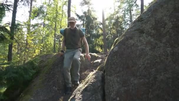Ein Gestandener Männlicher Abenteurer Mit Wanderausrüstung Erkundet Allein Eine Waldhöhle — Stockvideo