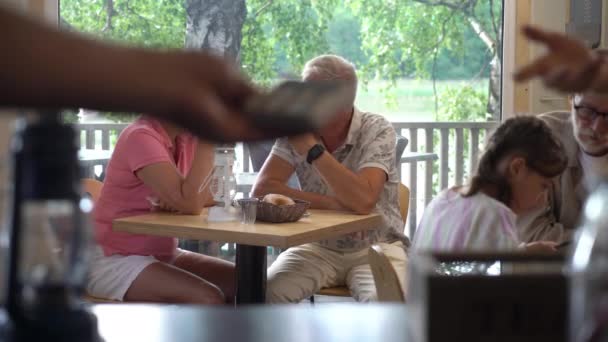 Viele Kunden Einem Kleinen Café Fröhlich Lächelndes Älteres Ehepaar Amüsiert — Stockvideo