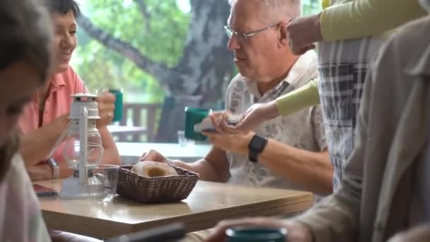 Ein Älterer Mann Bezahlt Die Rechnung Mit Smartwatch Drahtlos Kassenterminal — Stockvideo