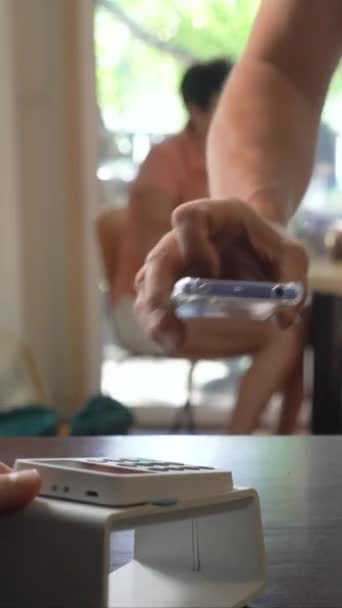 Старий Чоловік Клієнт Оплачує Рахунок Через Смартфон Використовуючи Безконтактну Технологію — стокове відео