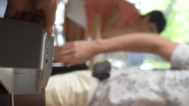 Ein Älterer Mann Bezahlt Die Rechnung Mit Smartwatch Drahtlos Kassenterminal — Stockvideo