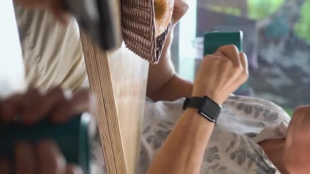 Seorang Pria Tua Membayar Tagihan Dengan Jam Tangan Pintar Nirkabel — Stok Video