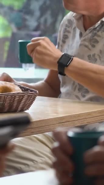 Yaşlı Bir Adam Faturayı Bir Kafede Nfc Bağlantısız Teknolojisi Kullanarak — Stok video