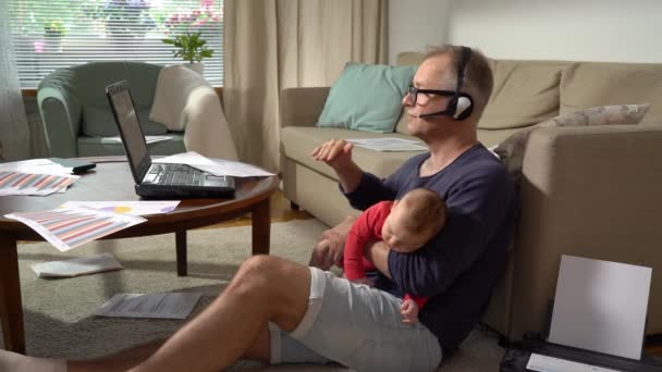 Vater Mittleren Alters Mit Baby Das Von Hause Aus Arbeitet — Stockvideo