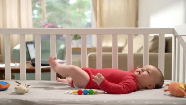 Giovane Bella Mamma Che Bacia Suo Bambino Una Culla Maternità — Video Stock