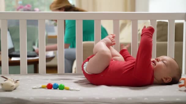 Jonge Moeder Met Baby Die Thuis Werkt Een Freelance Alleenstaande — Stockvideo